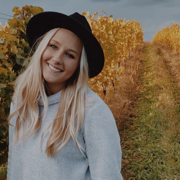 Meet your Posher, Mikaela - Picture 1 of 1